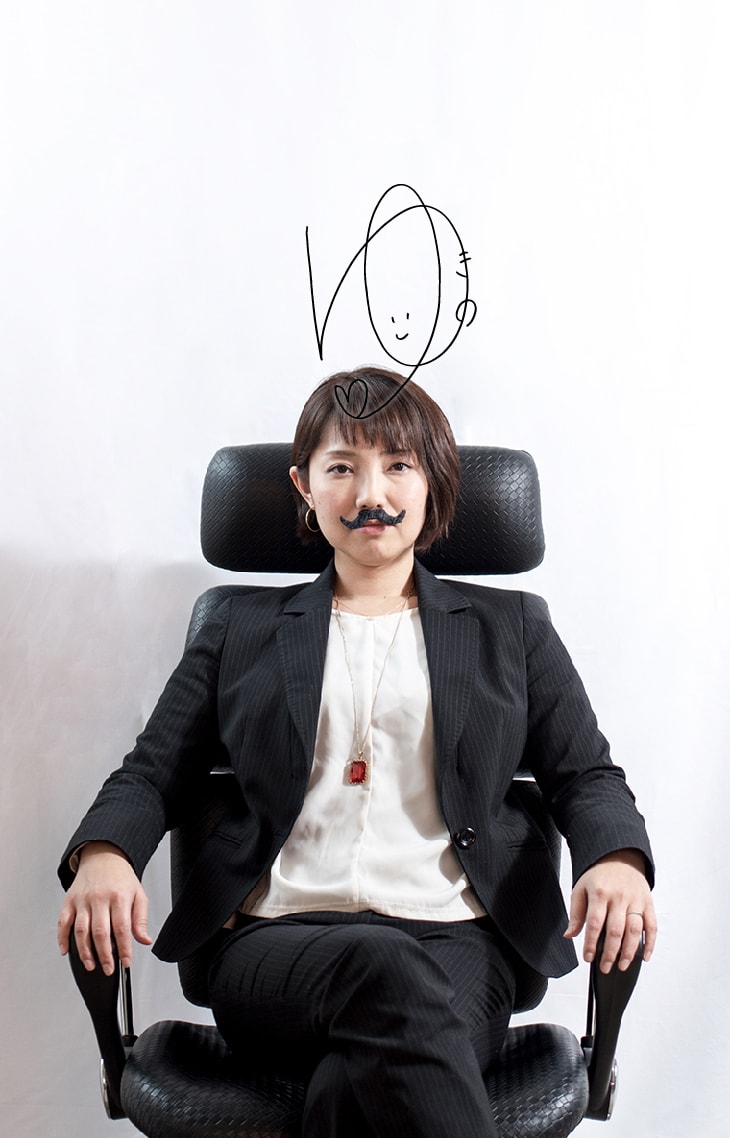 偉そうに椅子に座る弊社取締役の写真