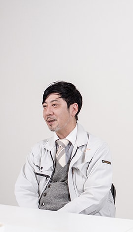 インタビュー中、座って話す黒木真之介さんの写真