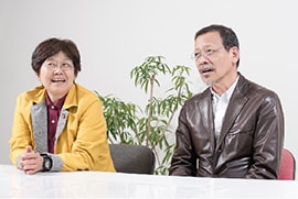 インタビュー中、座って話す末次夫妻の写真