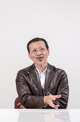 インタビュー中、座って話す末次院長の写真