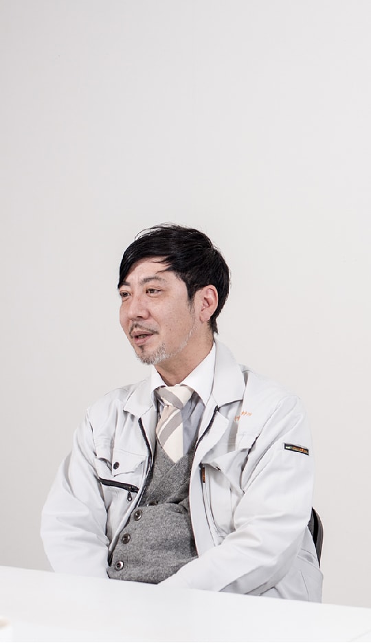 インタビュー中、座って話す黒木真之介さんの写真